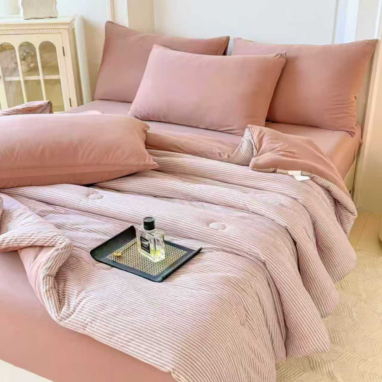 Minimalist Style Ultra-Soft Skin-Friendly Comforter Set
